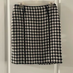 Size 4 White House Black Market Houndstooth lined skirt.